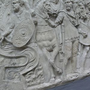 Hamat auxilarium without shoulder straps. Trajan's column. Early 2nd century AD