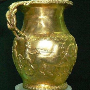 Celtic warriors in chain mail on a golden jug from Mogilan Tumul in Vratsa (Lovech region). 2-1 century BC