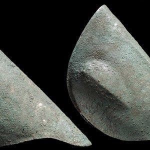 Пара коротких защитных накладок на ноги, длиной 22,5 см и 23,7 см. Courtesy Hermann Historica, Международный аукцион - Мюнхен-D. 5-4 век до н. э.