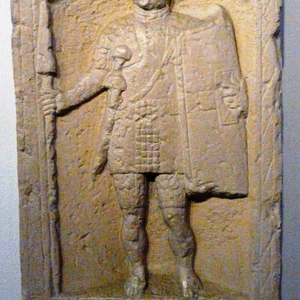 Похоронная стела Гая Валерия Криспы, легионера Legio VIII Augusta. Конец I в.н.э. Найден в Маттиакуме (совр. Висбаден, Германия)