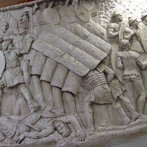 Image of Roman auxiliaries next to the "turtle". The clipeuses are clearly visible. Metopes of Trajan's column,II century AD