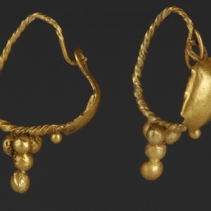 Золотые серьги, описанные как римские; длина 2,5 см. Частное собрание, Ancient & Oriental, EN-001; заявленная датировка — II век н. э. Происхождение и датировка независимо не подтверждены.