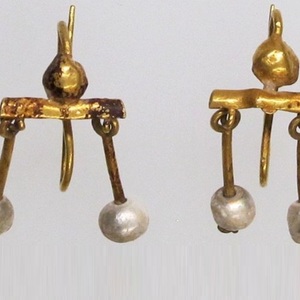 Roman earrings with pearls. Preserved at the New York Metropolitan Museum of Art. 1st century AD