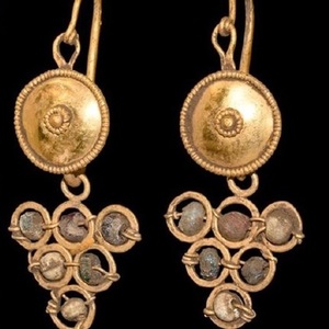 Серьги, описанные как римские. Частное собрание, Timeline Auctions; заявленная датировка — II век н. э. Происхождение и датировка независимо не подтверждены.