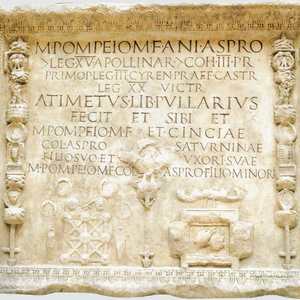 Стела M. Pompeio Aspro, центуриону, а затем префекту каструма, служившему в Legio XV Apollinares, Cohors III Praetoria, Legio III Cyrenaica, Legio XX Valeria Victrix. 1-3 век н.э.