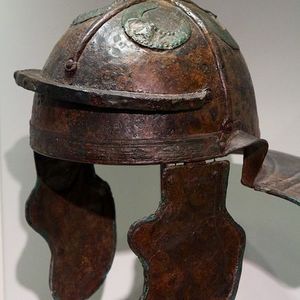Шлем типа имперского италийского G (Imperial Italic G). Найден в пещере около Хеврона (Палестинская автономия, Израиль). Считается, что принадлежал легионеру Legio X Fretensis. Первая половина 2-го века н.э.