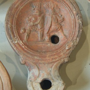 Терракотовая масляная лампа с гладиаторами. Музей des Beaux-Arts et d'Archéologie, Вьен, Франция. 1-2 век н.э.
