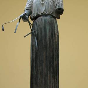 The charioteer. Part of a bronze sculptural composition – dedications of Sicilian tyrants to Delphi. Delphi,Archaeological Museum. Around 470 BC.