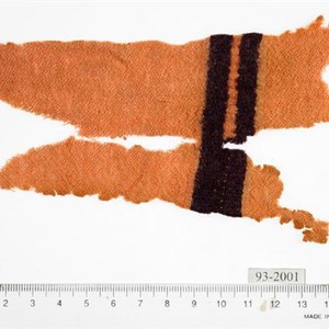 Фрагмент шерстяной ткани из Масады, I век н. э., 17 × 7 см; опубликован A. Sheffer и H. Granger-Taylor.