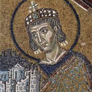 Константин Великий приносит Город в дар Богородице. Мозаика над входом в Собор Святой Софии