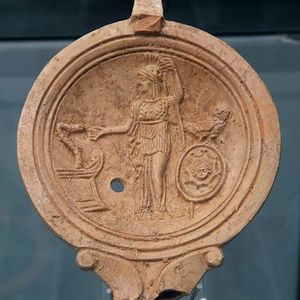 Римская керамическая лампа с Минервой, I век н. э.; Staatliche Antikensammlungen, Мюнхен.