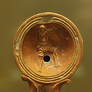 Изображение гладиатора на лампе. Römisch Germanisches Museum. 1-2 век н.э.