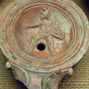 Лампа с гладиаторами. Musée gallo-romain de Fourvière, Lyon. 1-2 век н.э.