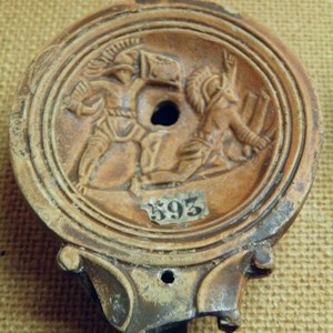 Лампа с гладиаторами. Musée gallo-romain de Fourvière, Lyon. 1-2 век н.э.