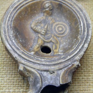 Лампа с гладиатором. Musée gallo-romain de Fourvière, Lyon. 1-2 век н.э.