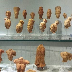 Головы терракотовых фигурок, Археологический Музей Ираклиона. Около 1650-ых годов до н.э.
