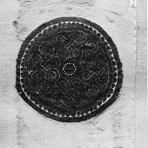 Фрагмент ткани из Египта, III–IV века н. э.; шерсть и лён, полотняное и гобеленовое переплетение. Метрополитен-музей, инв. 89.18.214.