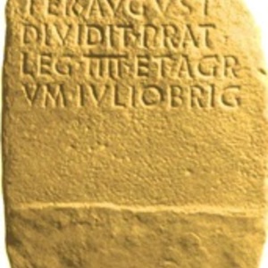 Надпись на камне из Испании, упоминающая Legio IV Macedonica .
