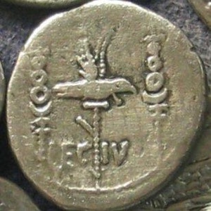 Монета в честь Legio IIII Macedonica. Дата: I в. н.э. Музей города Халтерн, Германия. Монета, должно быть, была доставлена в Рейнскую область солдатами другого подразделения, потому что IIII Macedonica никогда не была в Хальтерне.