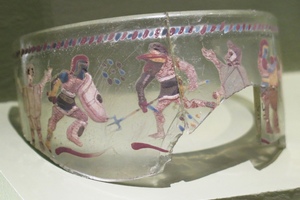 Расписное стекло с гладиаторами из Виндоланды. 230-250 годы н.э.; Vindolanda Museum.