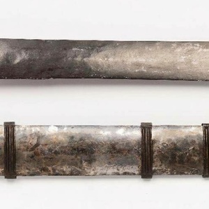 Mainz gladius with a partially silvered bronze scabbard, which still has claws and upper trim. The find is 66.5 cm long and dates back to AD 50, Nijmegen Museum.