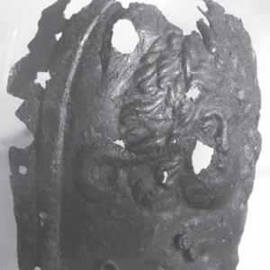 Наколенник римского поножа из храма в Ардее, II-I вв. до н.э.