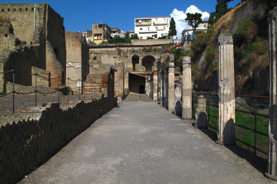 Herculaneum, general view of the excavations. AD 79, modern view. Photo: Rutger van der Maar / Wikimedia Commons, CC BY 2.0.