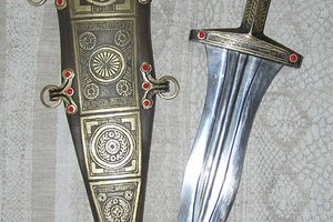 Helmet with transverse crest for the combat version of the kit.