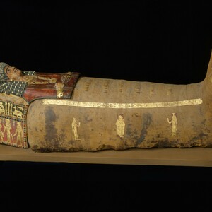 Мумия Артемидоры с расписной маской. Римский Египет, ок. 90-100 годов н. э.; Metropolitan Museum of Art.