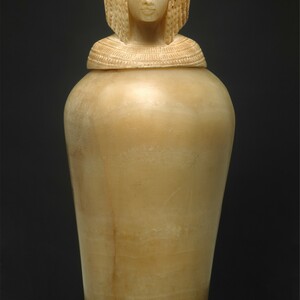 Канопа с крышкой в виде царицы. Амарнский период, ок. 1349-1330 годов до н. э.; Metropolitan Museum of Art.