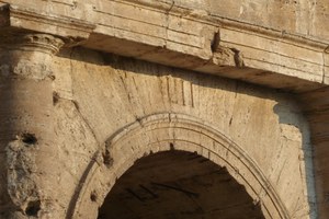 Номер LII над входом Колизея в Риме. Пронумерованные арки и система проходов распределяли зрителей по секторам амфитеатра; травертин, конец I века н.э. Фото WarpFlyght, Wikimedia Commons, CC BY-SA 3.0.