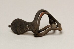 Кожаный наруч лучника, возможно время Сенусерта I, XII династия. Metropolitan Museum of Art.