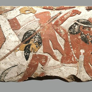 Блок рельефа с боевой сценой, вероятно время Аменхотепа II, XVIII династия. Metropolitan Museum of Art.
