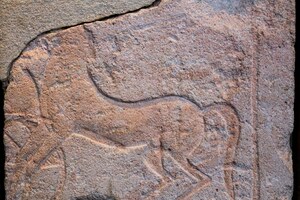 Талатат из храма Атона в Карнаке с лошадью и колесницей, амарнское время.