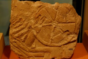 Фрагмент рельефа с колесом колесницы, Египет, XVIII династия, ок. 1350 года до н. э.; Otago Museum.