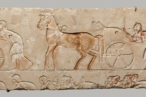 Амарнский рельеф с колесницами, время Эхнатона, XVIII династия. Metropolitan Museum of Art.