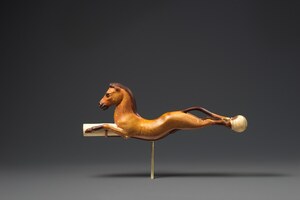 Рукоять кнута в форме лошади, время Аменхотепа III. Metropolitan Museum of Art.
