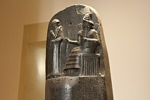 Стела с законами Хаммурапи, XVIII век до н. э.; базальт, Лувр, Sb 8. Надпись и рельеф показывают царскую власть как источник суда и порядка.