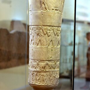 Ваза из Варки, найденная в Уруке, около 3200-3000 годов до н. э.; алебастровый рельеф с процессией и дарами богине Инанне, Национальный музей Ирака.