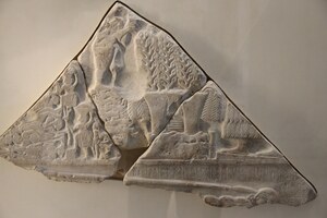 The Stele of the Vultures: victory monument of Eannatum, ruler of Lagash, over Umma, c. 2450 BC; fragment from Tello/Girsu, Louvre.