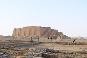 Зиккурат Ура, посвященный богу Нанне; основная постройка связана с Ур-Намму и III династией Ура, XXI век до н. э., Насирия, Ирак.