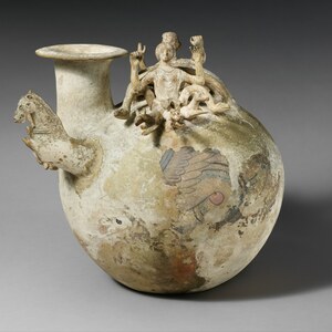 Южноиталийский каносский аск с фигурой Сциллы, III век до н.э. Metropolitan Museum of Art, 06.1021.219.