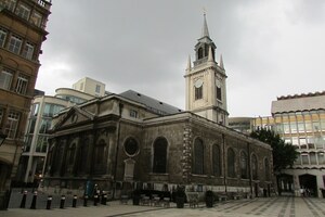 Контур римского амфитеатра Лондиния на Guildhall Yard. Сооружение относится к общественной жизни города и зрелищам.