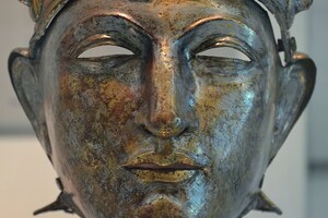 Неймегенский кавалерийский шлем: железная маска с бронзовой и серебряной обкладкой, найденная в 1915 году на левом берегу Ваала у Неймегена. Вторая половина I века н.э.; Museum Het Valkhof, Неймеген.