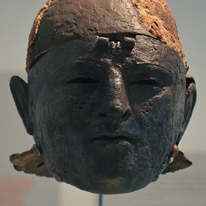 Кавалерийская маска-шлем из Noviomagus, Kops Plateau. I век н.э.; Museum Het Valkhof, Неймеген.