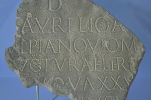 Фрагмент надгробия с упоминанием ULPIA NOVIOMAGUS, копия в Museum Het Valkhof, Неймеген. Римский период; надпись важна для имени и статуса города.