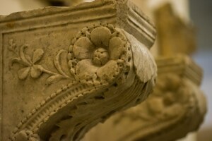 Room 77 of the British Museum: display of Greek and Roman architecture.