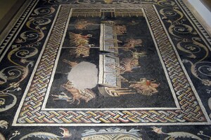 Мозаика с гонкой колесниц в римском цирке, найденная в Лионе. II век н.э.; Lugdunum Musée et Théâtres, инв. 2000.0.1209.