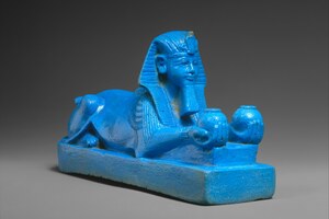 Сфинкс Аменхотепа III, возможно часть модели храма. XVIII династия, ок. 1390-1352 годов до н. э.; Metropolitan Museum of Art.