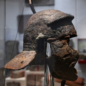 Железный легионерский шлем раннего I века н.э.; National Roman Legion Museum, Кэрлеон.